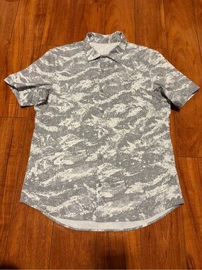 Lululemon athletica Men's Short Sleeve Gray Patterned Button-Up Shirt